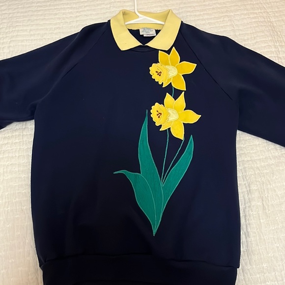 Vintage! Barely worn and in good condition. It’s a size L but feels more like M. - Picture 1 of 2